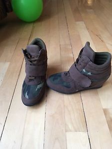 Size 7 Sneakers