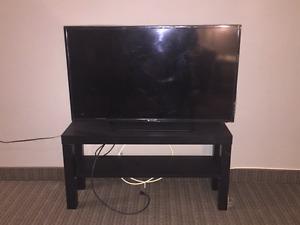 40" FLATSCREEN SMART TV