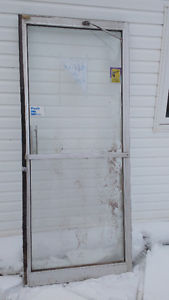 Door for shopfront with lock and hydraulic closer