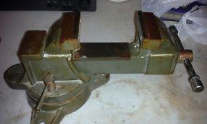 GREAT VINTAGE 3 1/2 " LINWELL ROTATING BENCH VISE