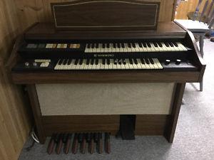 HAMMOND electric organ