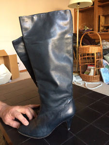 Ladies Italian Leather boots size Euro 39