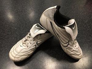 Nike Youth Soccer Cleats SZ 4Y(US)/36(EUR)