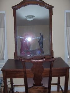 desk/chair and mirror