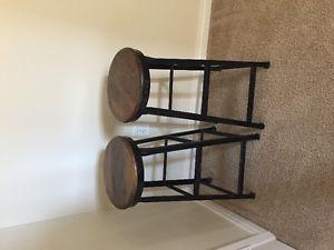 2 bar stools, excellent condition