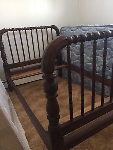 Antique spindle 3/4 bed
