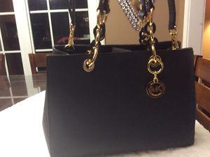 Authentic MK purse. Used twice excellent condition!!!