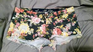 BRAND NEW - FLORAL JEAN SHORTS!