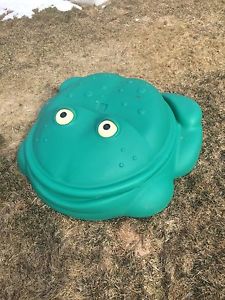 Covered Frog Sand Box
