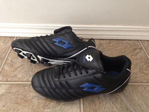 For sale kids LOTTO soccer cleats- size Youth 4. Brand new.