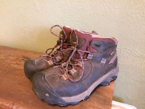 KEEN women's hiking boots size 8