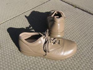 PAIR OF WOMEN`S SAS SHOES - LIKE NEW