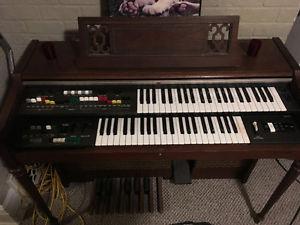 Yamaha electric organ with bench