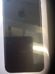 iPhone 7 - 32gb - black. Locked to Bell/Virgin