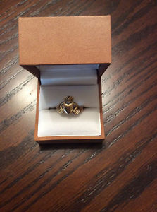 10K Gold Irish Claddagh Ring Approx Size 6.5 - 7