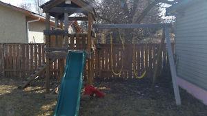 Kids play structure