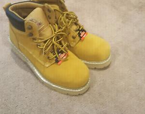 Safety shoes size 7 brand new