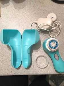 Clarisonic Mia 2 w/ travel case, charger and new brush head