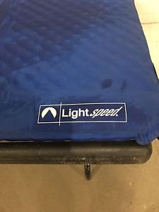 Light speed self inflating sleep pad