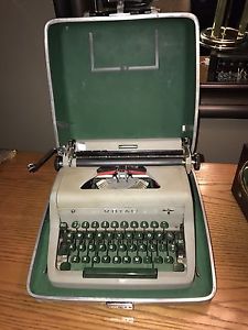 's ROYAL Typewriter with solid case in working order