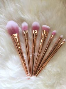 7 pc NEW gold makeup brush set - never used