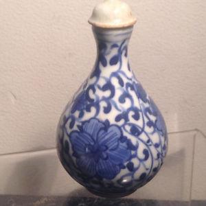 CHINESE PORCELAIN BLUE WHITE SNUFF BOTTLE No 5