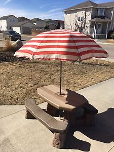 Kids picnic table & umbrella