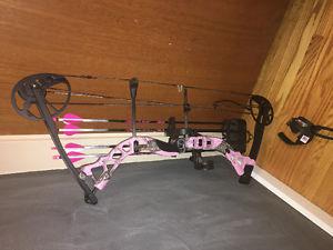 Left handed diamond infinity compound bow
