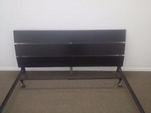QUEEN SIZE DARK WOODEN HEAD BOARD LIKE NEW/COMES WITH FRAME