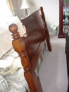 SOLID QUEEN/DOUBLE WOOD HEAD BOARD IN EXCELLENT CONDITION,