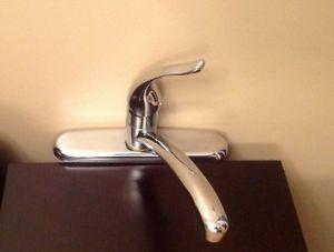 Single handle kitchen faucet