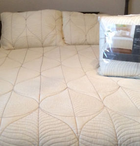 Unused deluxe quilt, King Size