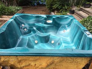 Hot tub for free (7'x7'x3' large size outdoor tub)