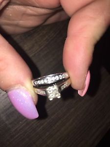 Like new White Gold Engagement Ring set