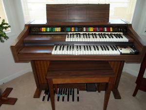 Lowery Genie 44 Organ