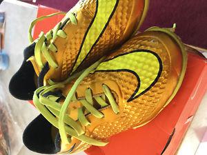 Size 2.5 Nike Jr Hypervenom Indoor soccer shoes