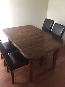 Table de bois 60"x40" avec 4 chaises
