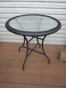 Brown wicker 30" round table