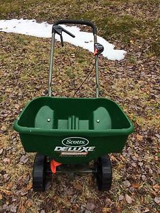 Deluxe lawn spreader