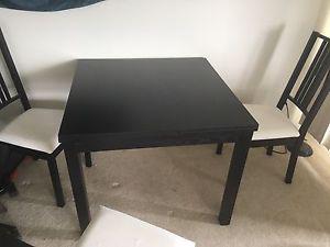 Fully extendable dining table