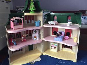 Huge doll house with furniture and dolls