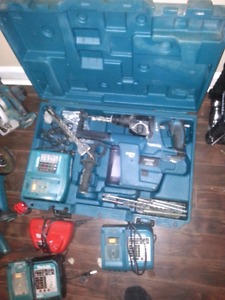 Makita 18v cordless hammer drill with vacuum