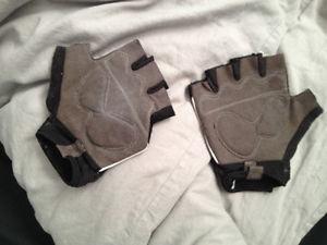 Medium size work out gloves $5
