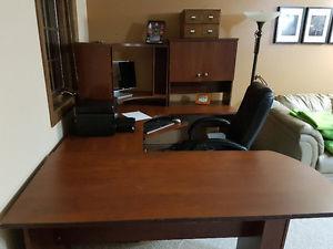 U shape office desk and chair. Very good condition.