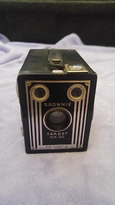 Brownie Target six-20 antique box camera