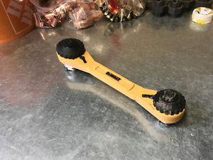 Dewalt: Adjustable Ratcheting Socket Wrench