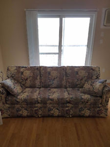 FLORAL PULL OUT COUCH
