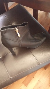 Guess Ladies Genuine Leather booties
