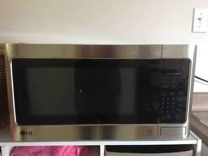 LG microwave <9 months old