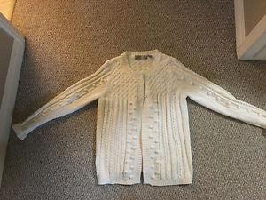 New Liz Claiborne warm cream sweater Size M....worn a few